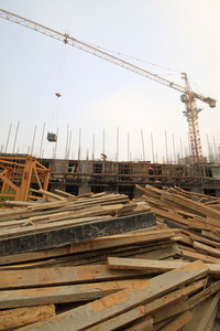 施工現(xiàn)場起重機(jī)的構(gòu)成與施工材料的匹配關(guān)系探討